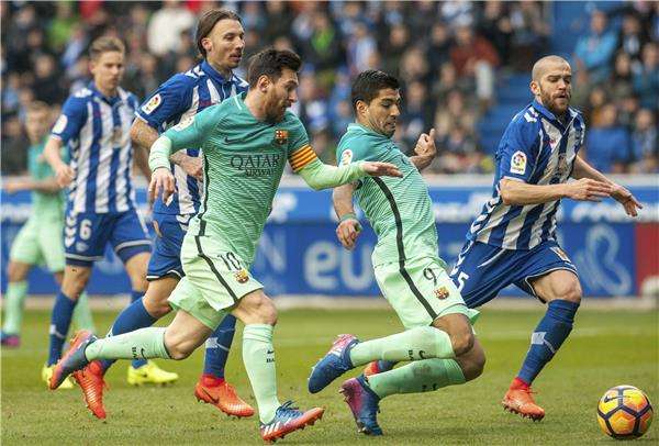 جانب من مباراة برشلونة وألافيس في إياب الليجا