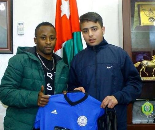 سي الشيخ ووكيل أعماله الزعبي بعد التوقيع 