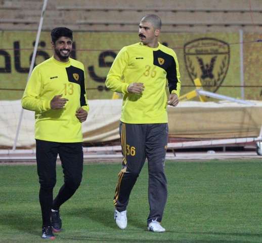 خالد محمد إبراهيم (يمين )