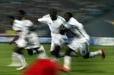 فرحة لاعبي نيجيريا بتسجيل هدف في مرمى تاهيتي