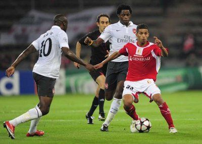 مهدي كارسيلا في مباراة ستاندار و أرسنال