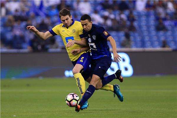  برونو أوفيني (يسار)