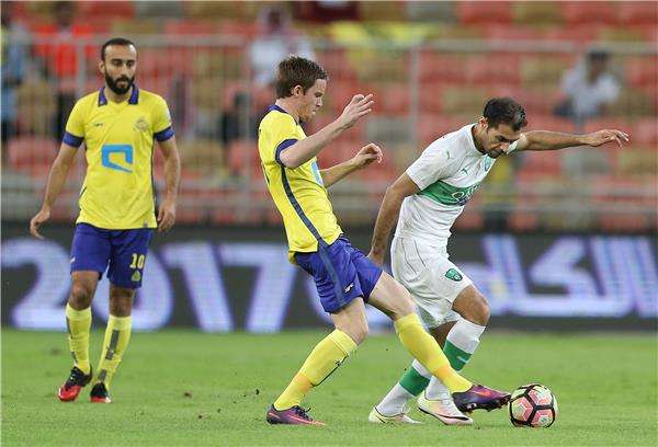 لاعبا الأهلي والنصر في صراع على الكرة