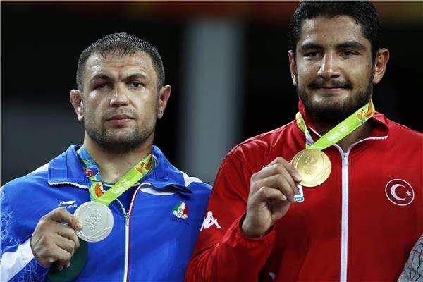  كوميل جاسيمي (يسار)