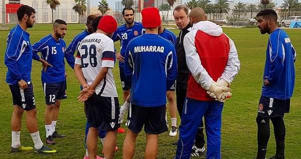 مدرب المحرق يوجه تعليماته للاعبين