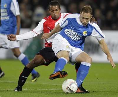  دييغو بيسيسوار مهاجم فينورد وغيجس لويرينك مدافع فالفك وصراع على الكرة