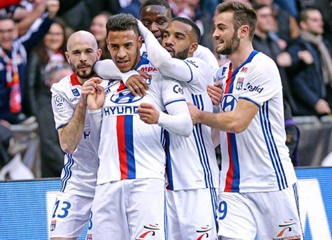 فرحة لاعبي ليون 