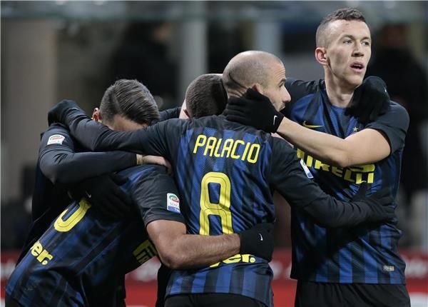 بيريسيتش مع لاعبي إنتر ميلان