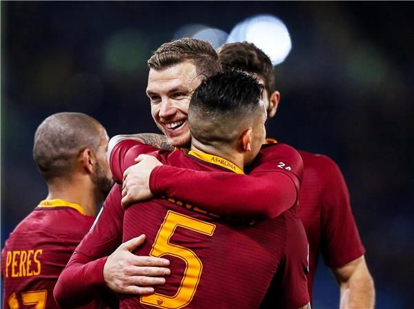 فرحة دجيكو مع زملائه بعد إحراز الهدف