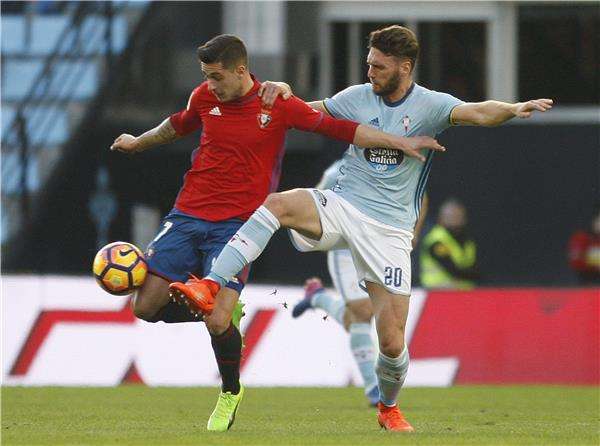 لاعبا سيلتا فيجو وأوساسونا في صراع على الكرة