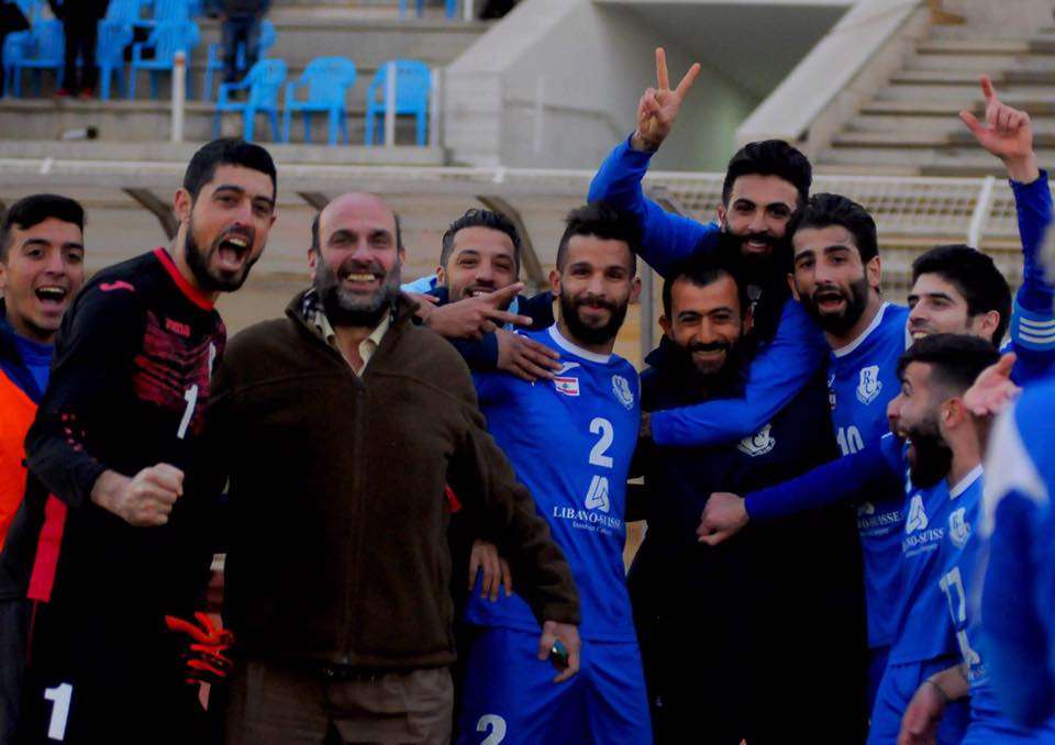 فرحة لاعبي الراسينج بالفوز على الأنصار أمس