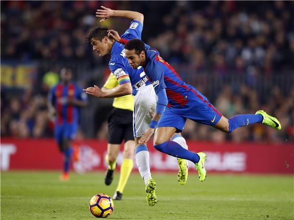 مانتوفاني في احد تدخلاته على نيمار في المباراة