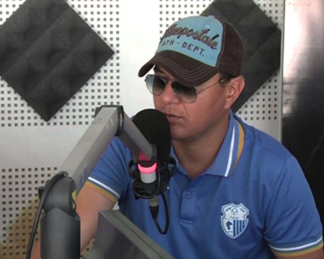 المدرب يهاجم لاعبه