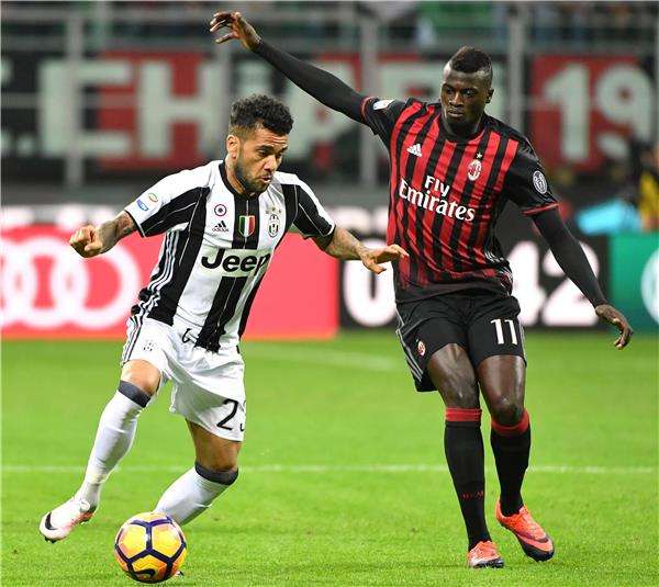 برشلونة يعجز عن تعويض داني ألفيس