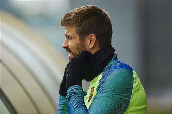 بيكيه يستعد للحديث مع الإعلام