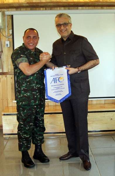 سلمان بن إبراهيم يسلم علم الاتحاد الآسيوي لرئيس الاتحاد الإندونيسي