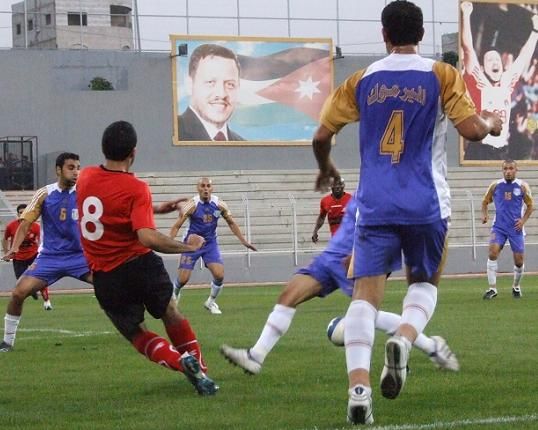 محمد خير يمرر الكرة الى كابالونجو في احد اخطر فرص المباراة