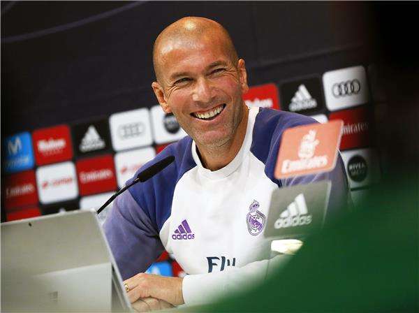 زيدان يقدم كتابًا عن أول مواسمه مع ريال مدريد