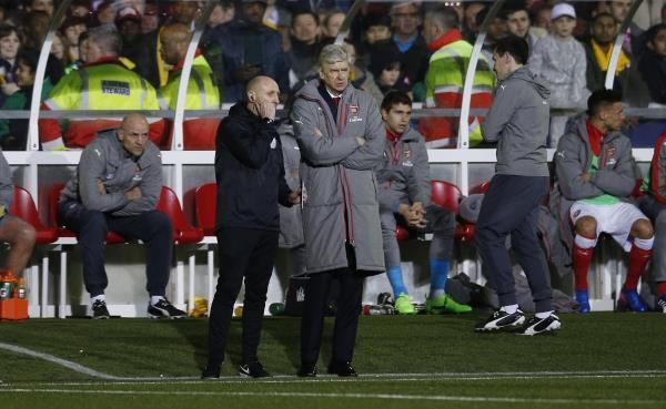 فينجر خلال مباراة أمس