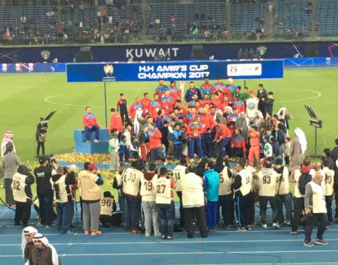 لاعبو الكويت على منصة التتويج