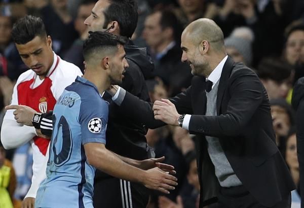 جواديولا يحييى أجويرو في مباراة موناكو