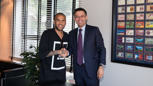 dani-alves-presidente-del-barca-josep-maria-bartomeu-tras-firma-renovacion-del-jugador-brasileno-1433859719044