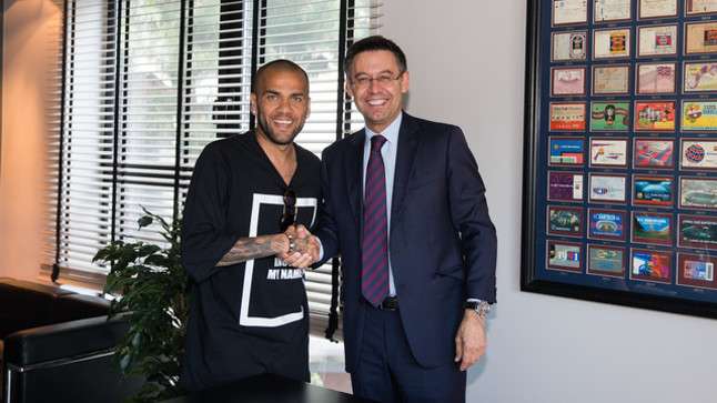 dani-alves-presidente-del-barca-josep-maria-bartomeu-tras-firma-renovacion-del-jugador-brasileno-1433859719044