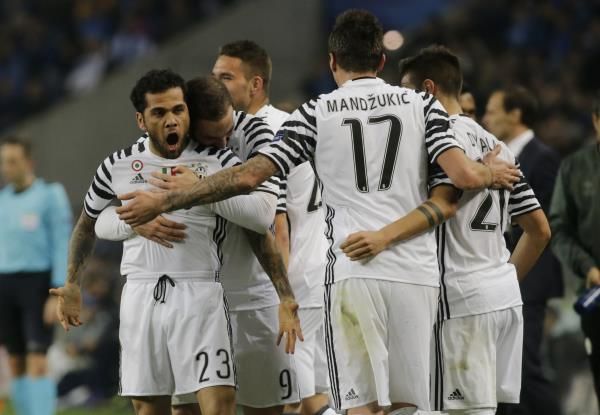 ألفيس يحتفل مع زملائه بهدفه في بورتو