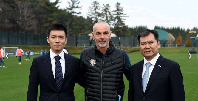 زهانج يندونج ونجله رفقة المدرب بيولي