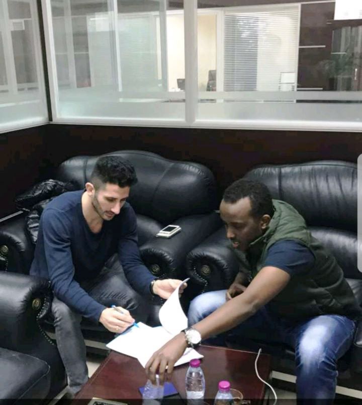 سنحاريب خلال التوقيع على العقد