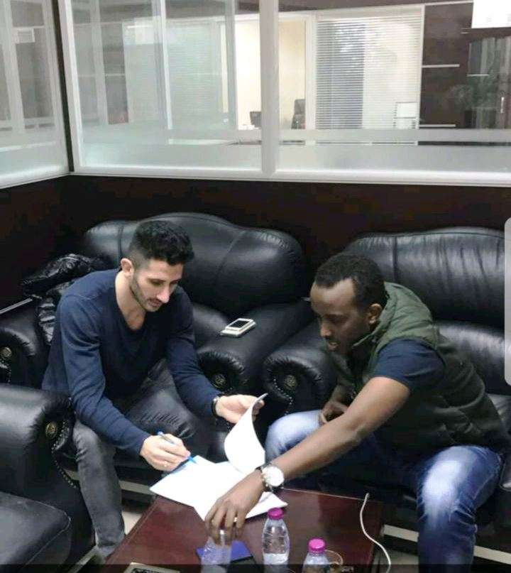 سنحاريب خلال التوقيع على العقد