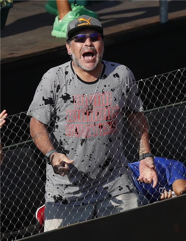 المدرب يصف مارادونا بالظاهرة