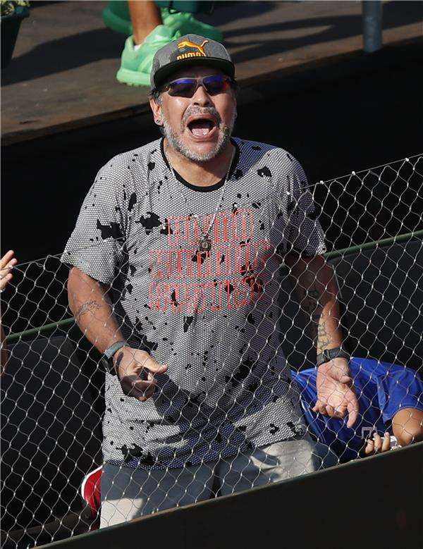 المدرب يصف مارادونا بالظاهرة