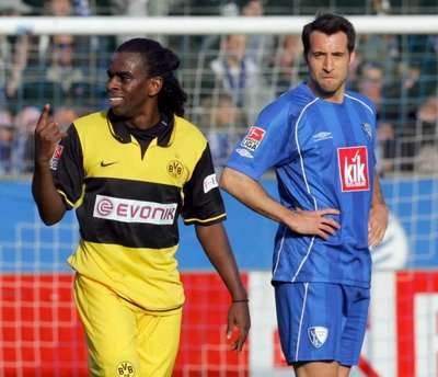 البرازيلي تينجا ( على اليسار )