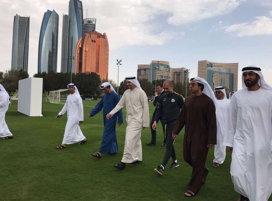 منصور بن زايد مع بيب جوارديولا من التدريبات