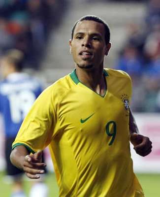 لويس فابيانو مهاجم نادي إشبيلية