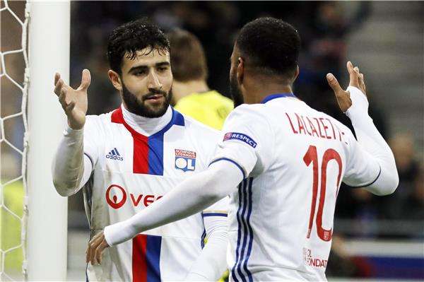 ألكسندر لاكازيتي مع زميله نبيل فقير