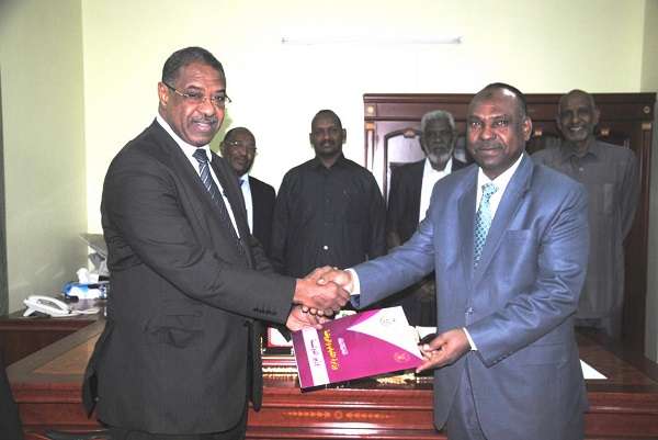 جانب من توقيع الاتفاقية