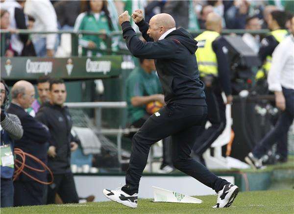 سامباولي يقدم موسمًا مثاليًا مع إشبيلية