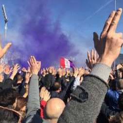 جماهير الفيولا تعبر عن غضبها