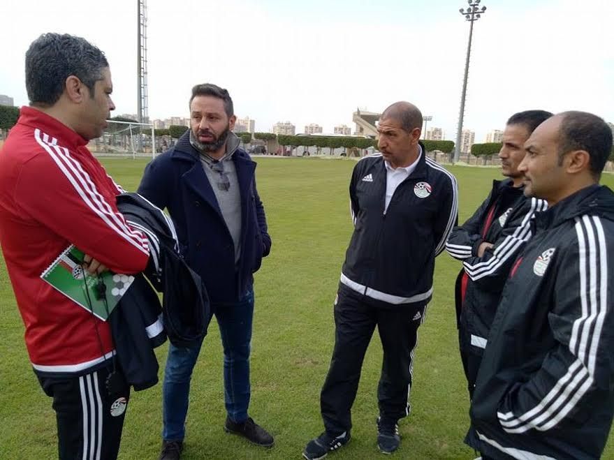 حازم إمام مع الجهاز الفني لمنتخب مصر