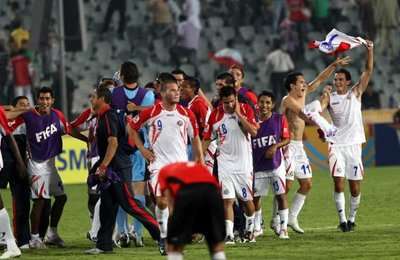 فرحة لاعبي كوستاريكا بعد الفوز على المنتخب المصري