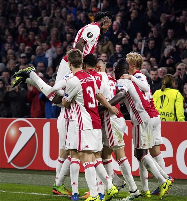 أياكس يواصل مطاردة فينورد