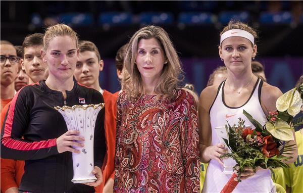 تيميا بابوش (يسار)