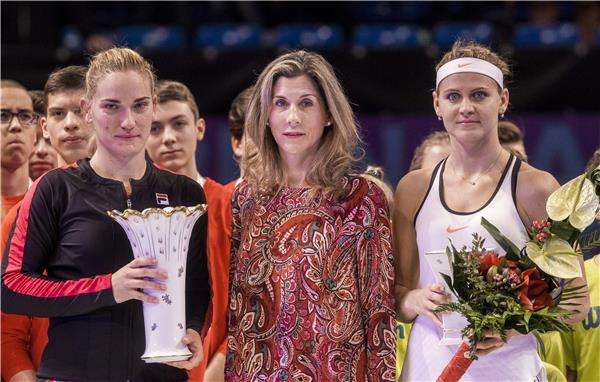 تيميا بابوش (يسار)