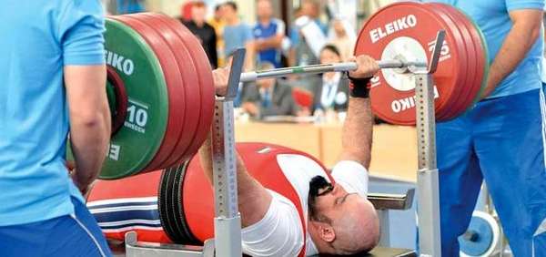 جانب من منافسات رفعات القوة