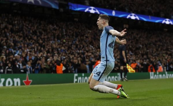 فرحة ستونز بهدفه أمام موناكو