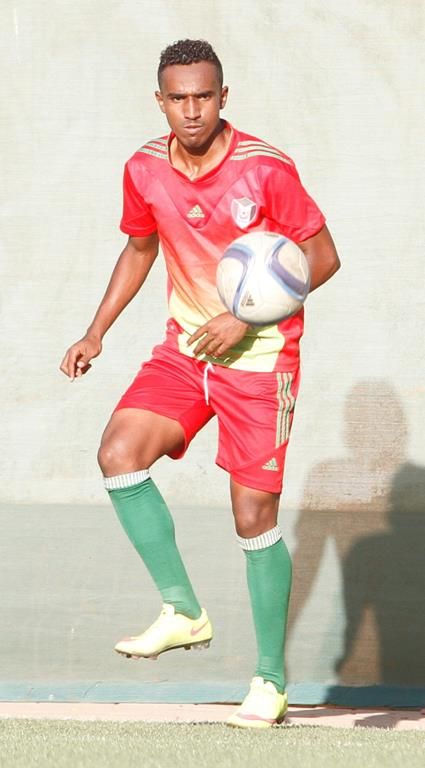 مصطفى الفادني يعد الجماهير باللقب