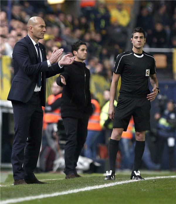 زيدان يتغزل في البدلاء