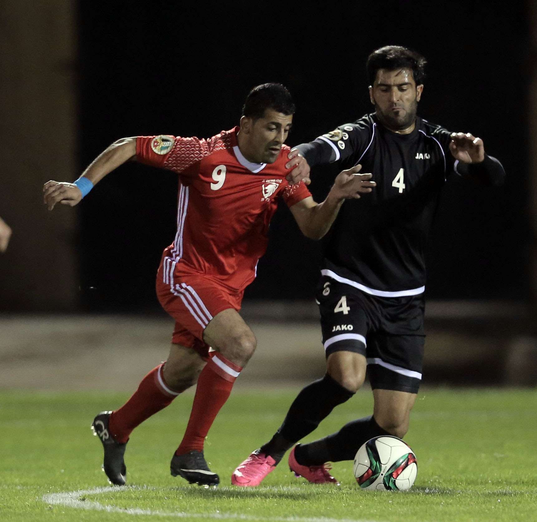 اشتعال المنافسة يزيد الضغوط على الحكام